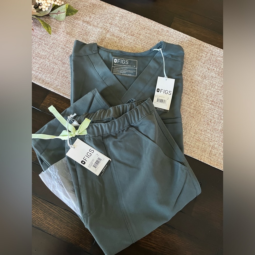 Men’s Figs Leon Scrub Top (NWT) and Cairo Cargo Scrub Bottoms (NWT)